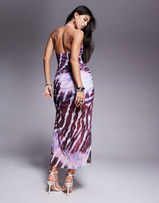 Vestido largo fruncido con estampado abstracto de cebra y cuello halter de malla de ASOS DESIGN, 3 de 4