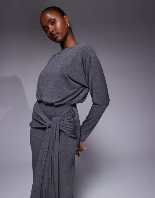 Vestido largo gris carbón de manga larga con cuello recto, lazada