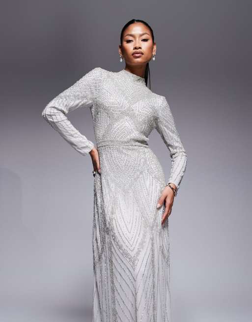 Vestido largo gris claro con cuello alto de cuentas Tia de Beauut