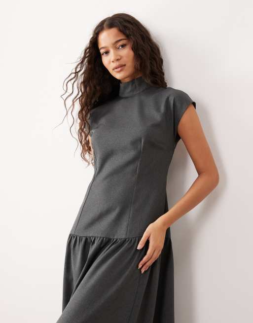 Vestido largo gris con cuello alto y cintura baja de ASOS DESIGN