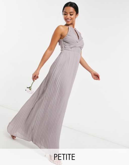 Vestido largo gris de dama de honor plisado con detalle cruzado de TFNC Petite