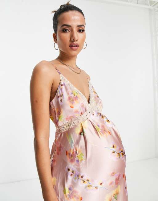 Vestido largo lila de satén con estampado floral e insertos de encaje de Hope & Ivy Maternity, 2 de 4