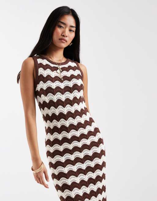 Vestido largo marrón a rayas con diseño ondulado de punto de New Look, 2 de 4