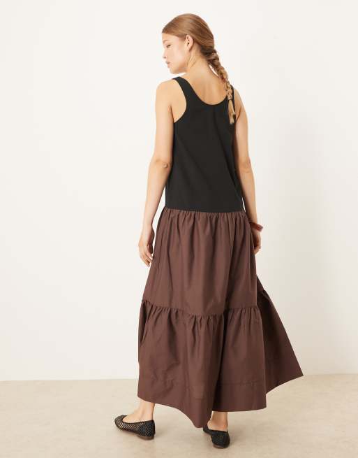 Vestido largo marrón amplio con diseño híbrido y cuello ancho de ASOS DESIGN, 2 de 4