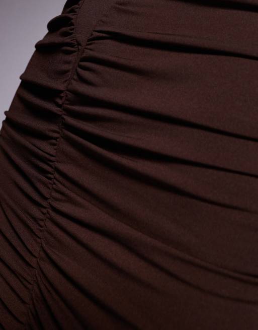 Vestido largo marrón chocolate ajustado con diseño moldeador y detalle fruncido de Ruched & Ready, 2 de 4