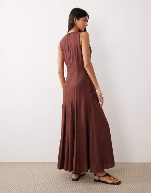Vestido largo marrón chocolate cálido con cuello de nadadora y godets de ASOS DESIGN, 3 de 4