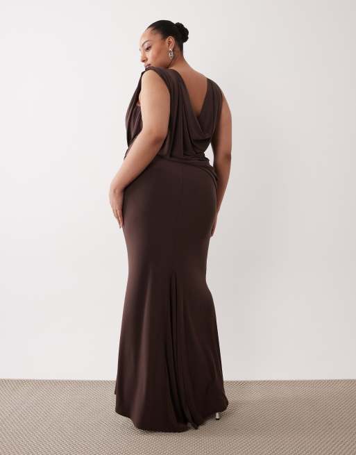 Vestido largo marrón chocolate ceñido con diseño drapeado asimétrico y espalda desbocada de ASOS DESIGN Curve, 3 de 4