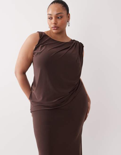 Vestido largo marrón chocolate ceñido con diseño drapeado asimétrico y espalda desbocada de ASOS DESIGN Curve, 4 de 4