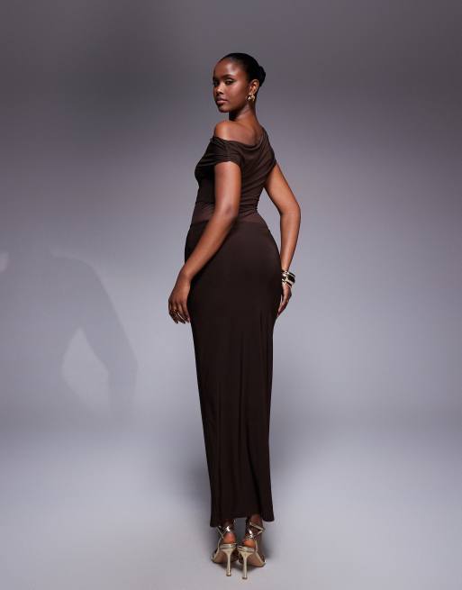 Vestido largo marrón chocolate ceñido de tejido doble con hombro caído drapeado y panel de malla transparente exclusivo de Kaiia, 4 de 4