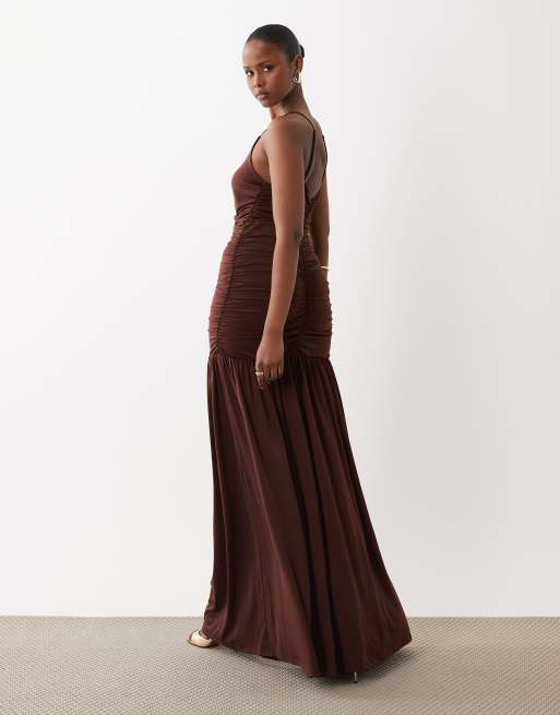 Vestido largo marrón chocolate ceñido de tirantes con diseño fruncido de VILA, 4 de 4