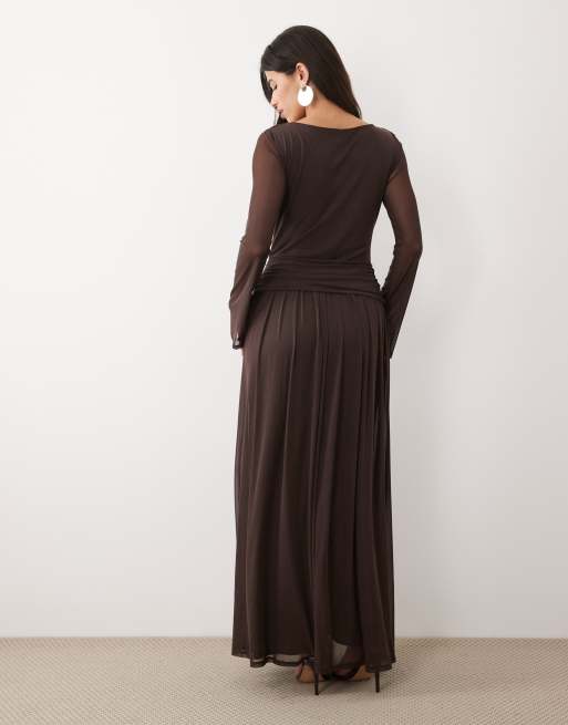 Vestido largo marrón chocolate con cintura baja y detalle retorcido de malla de Daska, 4 de 4