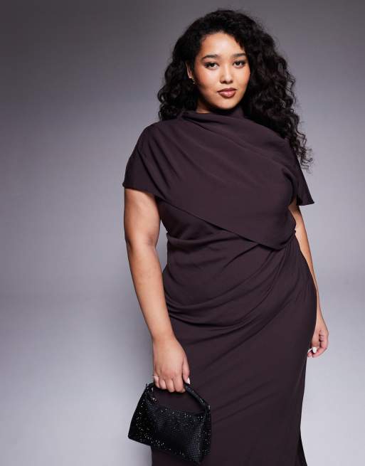 Vestido largo marrón chocolate con cuello alto y cuerpo drapeado estilo capa de ASOS DESIGN Curve, 4 de 4