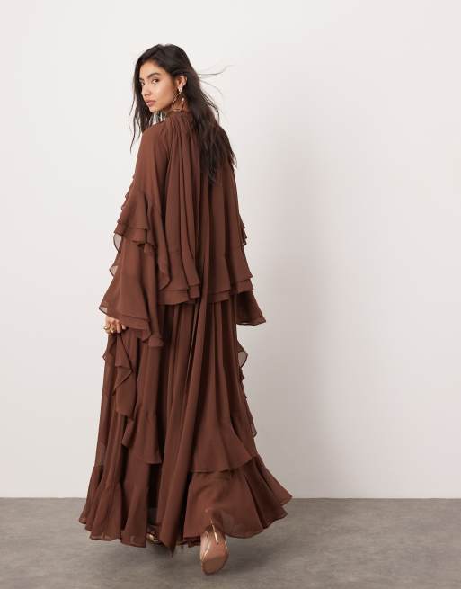 Vestido largo marrón chocolate con cuello alto y volantes de chifón Ultimate de ASOS EDITION, 3 de 4