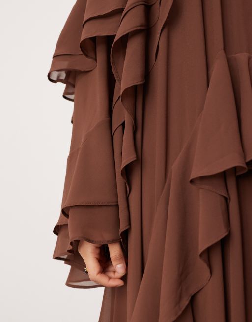 Vestido largo marrón chocolate con cuello alto y volantes de chifón Ultimate de ASOS EDITION, 4 de 4