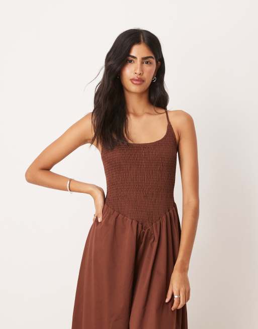 Vestido largo marrón chocolate con cuello ancho y tiras cruzadas en la espalda de tejido rugoso de ASOS DESIGN
