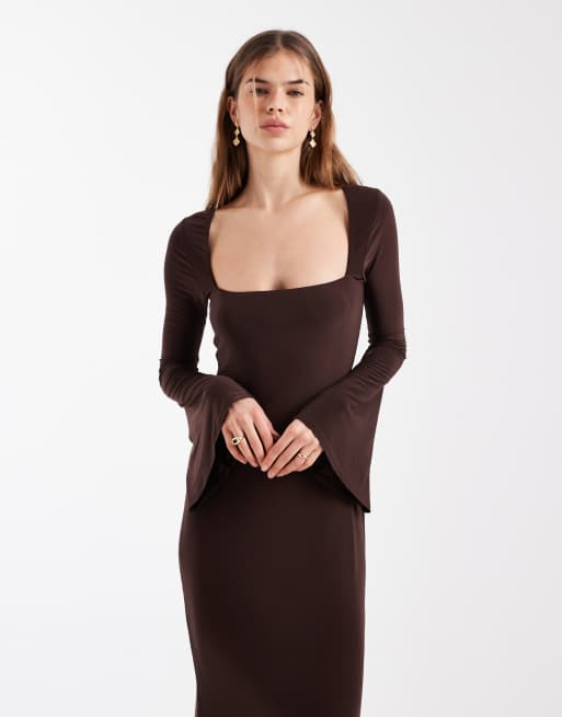 Vestido largo marrón chocolate con cuello cuadrado ancho de tejido suave de ASOS DESIGN, 2 de 4