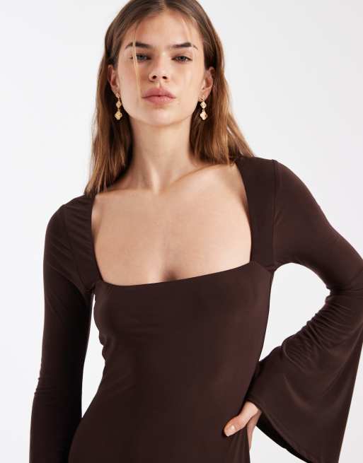 Vestido largo marrón chocolate con cuello cuadrado ancho de tejido suave de ASOS DESIGN, 4 de 4