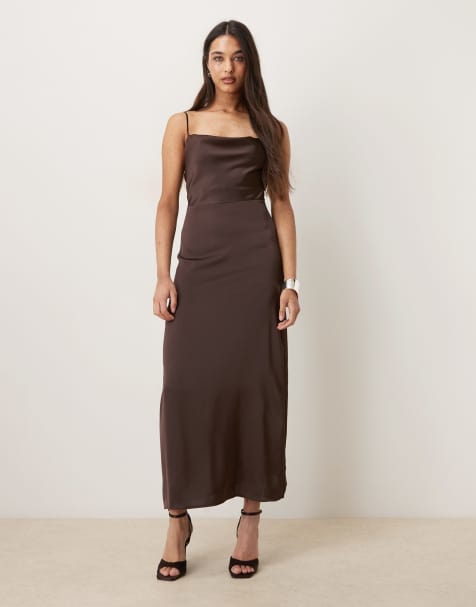 Vestido largo marrón chocolate con cuello desbocado de satén de VILA - view 1