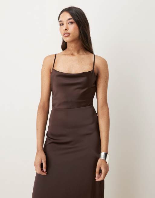 Vestido largo marrón chocolate con cuello desbocado de satén de VILA, 2 de 4