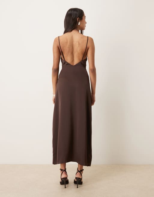 Vestido largo marrón chocolate con cuello desbocado de satén de VILA, 3 de 4