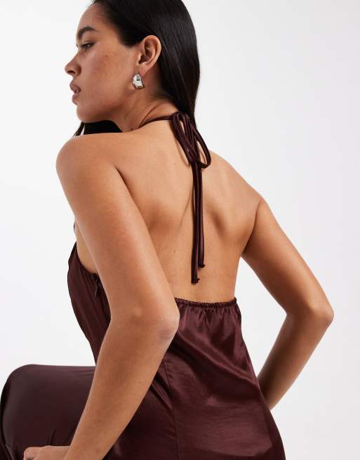Vestido largo marrón chocolate con cuello halter de satén y encaje de Miss Selfridge, 2 de 4