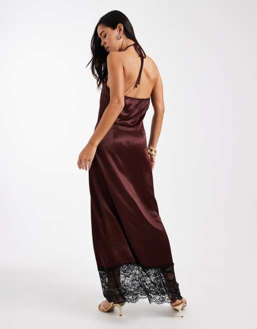 Vestido largo marrón chocolate con cuello halter de satén y encaje de Miss Selfridge, 3 de 4