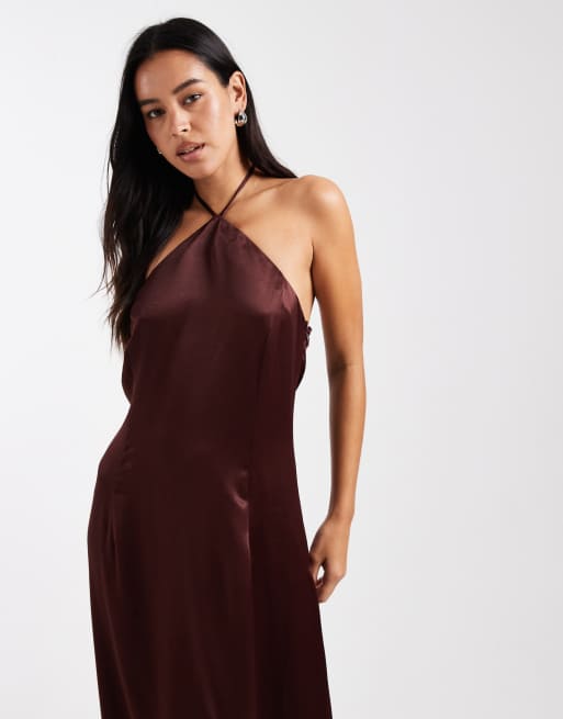 Vestido largo marrón chocolate con cuello halter de satén y encaje de Miss Selfridge, 4 de 4
