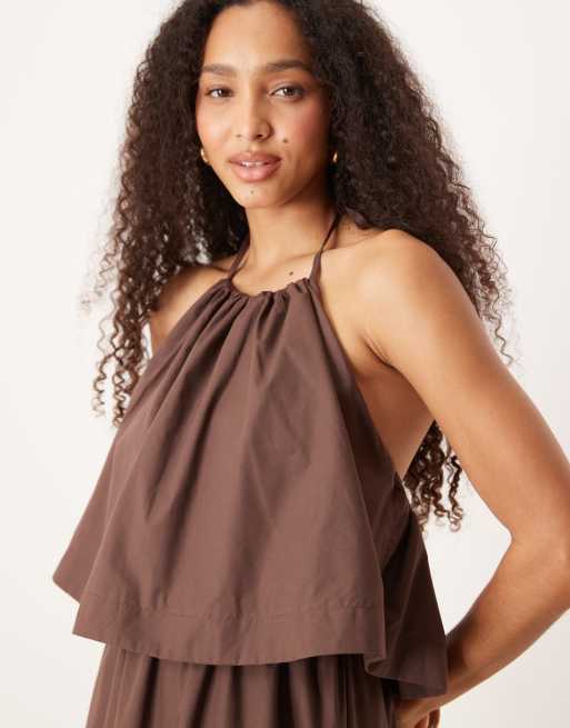 Vestido largo marrón chocolate con cuello halter, espalda descubierta y diseño de doble capa de ASOS DESIGN, 3 de 4