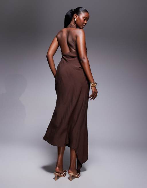 Vestido largo marrón chocolate con cuello halter y detalle recogido de ASOS DESIGN, 3 de 4