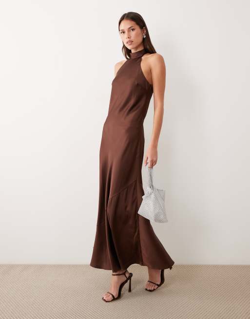 Vestido largo marrón chocolate con cuello halter y espalda al aire de satén de VILA, 2 de 4