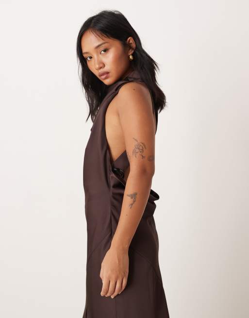 Vestido largo marrón chocolate con cuello halter y espalda desbocada de satén de ASOS DESIGN Petite, 3 de 4