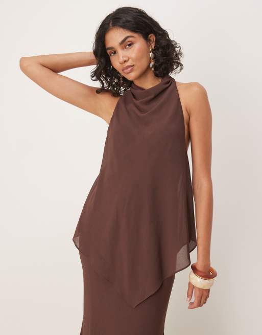Vestido largo marrón chocolate con cuello subido y doble capa de chifón de ASOS DESIGN, 2 de 4