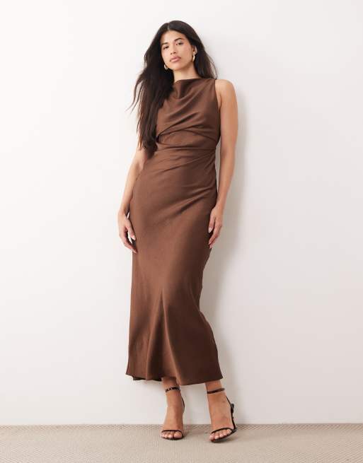Vestido largo marrón chocolate con cuerpo drapeado y espalda desbocada de satén de ASOS DESIGN, 2 de 4
