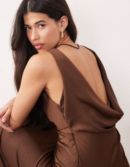 Vestido largo marrón chocolate con cuerpo drapeado y espalda desbocada de satén de ASOS DESIGN, 3 de 4