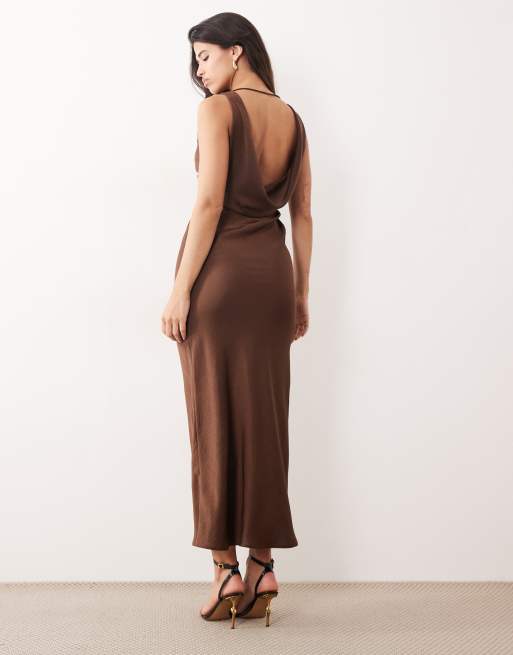 Vestido largo marrón chocolate con cuerpo drapeado y espalda desbocada de satén de ASOS DESIGN, 4 de 4