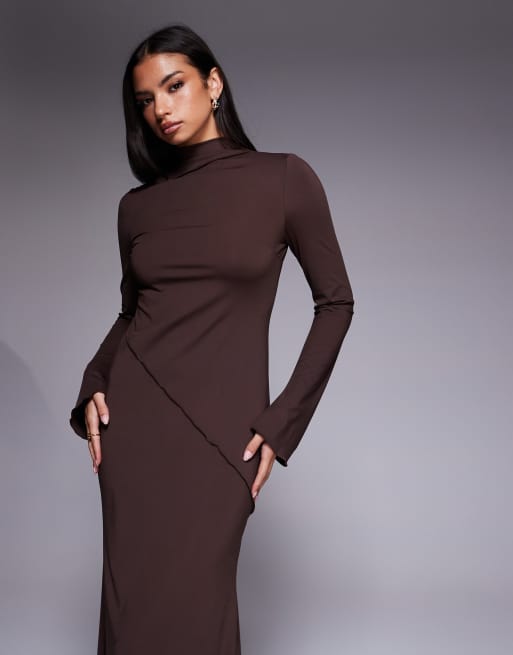 Vestido largo marrón chocolate con detalle de costuras asimétricas de Daska , 2 de 4