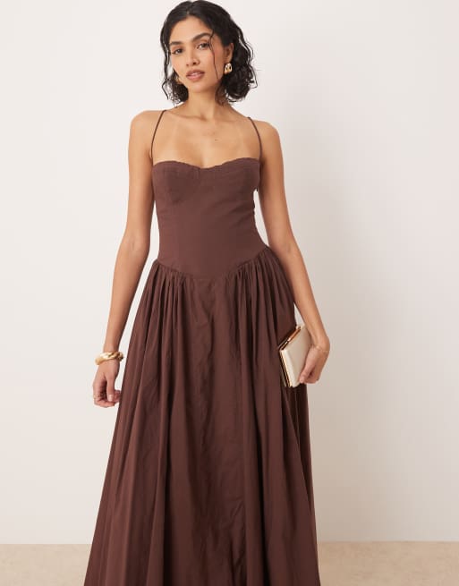Vestido largo marrón chocolate con diseño estilo corsé y lazada en la espalda de Bardot, 2 de 4