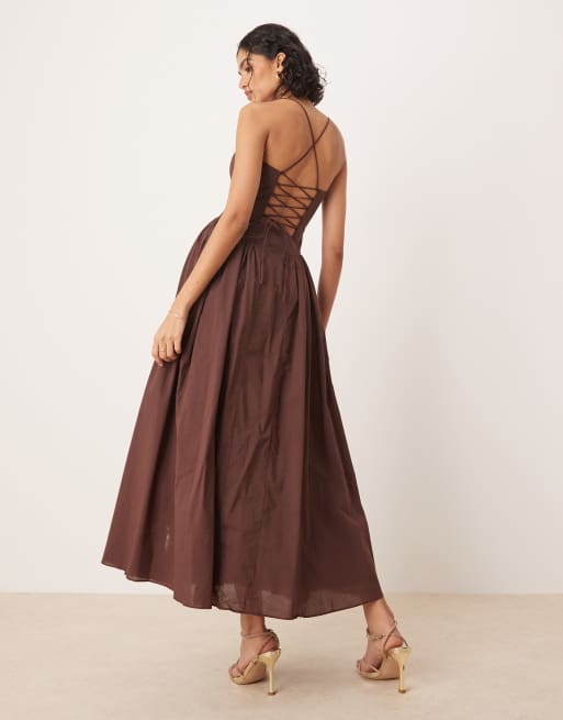 Vestido largo marrón chocolate con diseño estilo corsé y lazada en la espalda de Bardot, 4 de 4