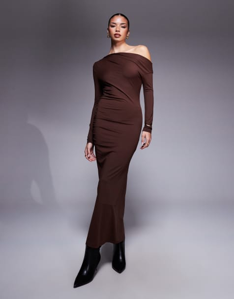 Vestido largo marrón chocolate con escote Bardot desbocado de ASOS DESIGN - view 1