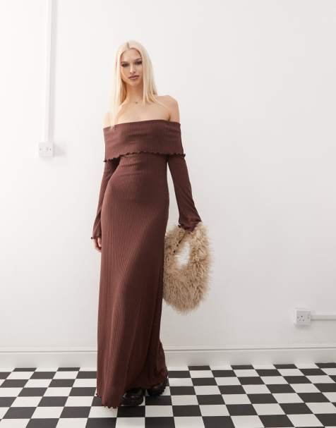 Vestido largo marrón chocolate con escote Bardot plegado de canalé de COLLUSION - view 1