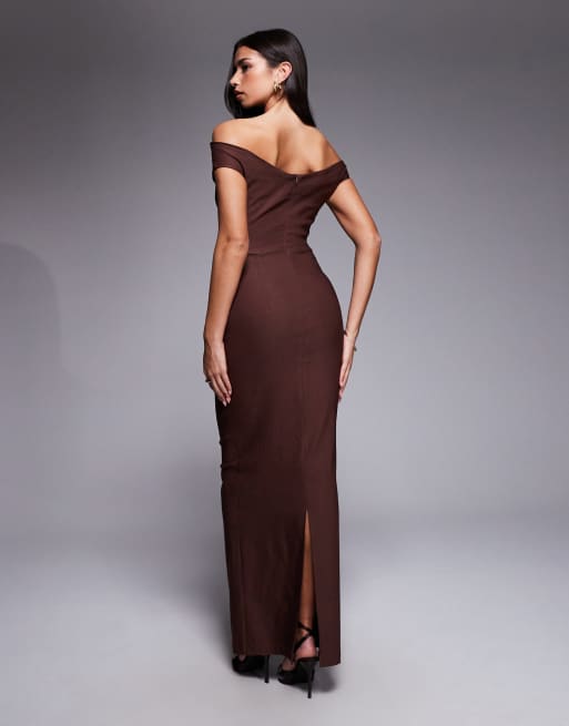 Vestido largo marrón chocolate con escote Bardot y parte delantera fruncida de bengalina de Vesper, 2 de 4