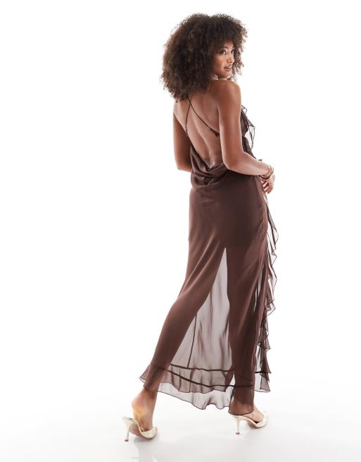 Vestido largo marrón chocolate con espalda desbocada y volantes de chifón de ASOS DESIGN, 2 de 4