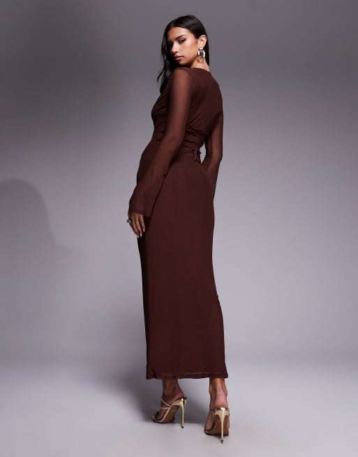 Vestido largo marrón chocolate con mangas ángel largas y cordón en la espalda de malla de ASOS DESIGN, 2 de 4