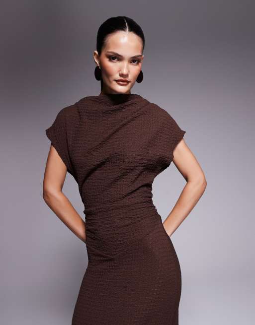 Vestido largo marrón chocolate con mangas caídas de ASOS DESIGN, 4 de 4