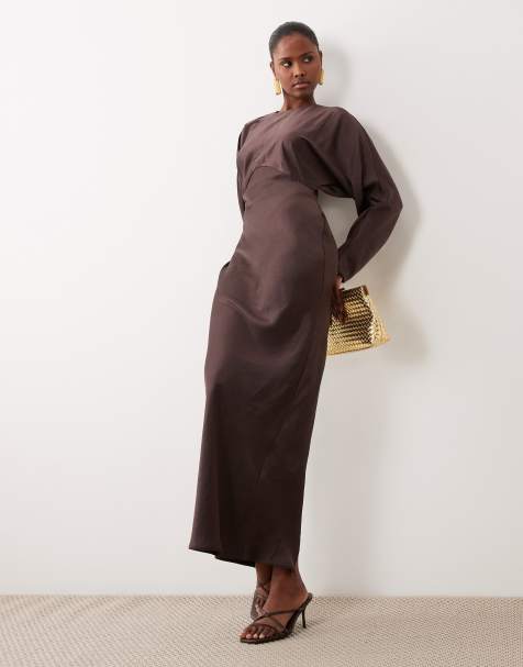 Vestido largo marrón chocolate con mangas murciélago de satén de ASOS DESIGN - view 1