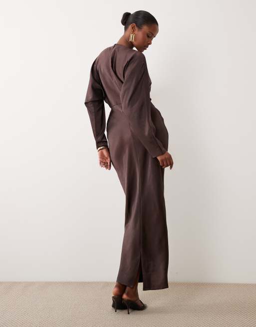 Vestido largo marrón chocolate con mangas murciélago de satén de ASOS DESIGN, 3 de 4