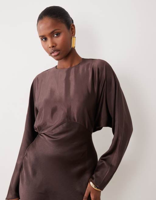 Vestido largo marrón chocolate con mangas murciélago de satén de ASOS DESIGN, 4 de 4