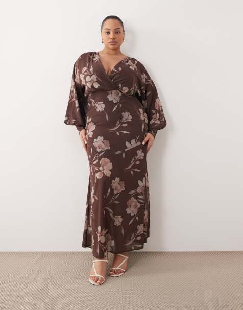 Vestido largo marrón chocolate cruzado en la parte delantera y trasera con mangas murciélago y estampado floral de Pretty Lavish Curve - view 1