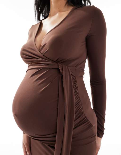 Vestido largo marrón chocolate cruzado estilo cárdigan con detalle de lazada de ASOS DESIGN Maternity, 4 de 4
