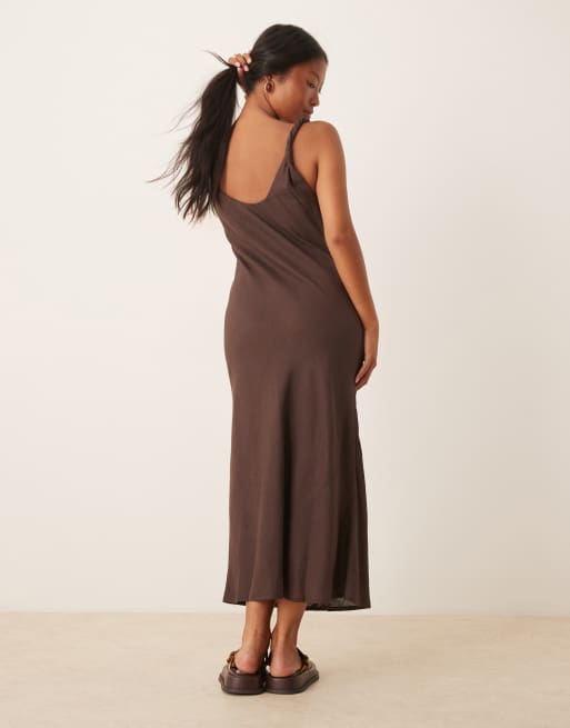Vestido largo marrón chocolate de corte al bies con tirantes retorcidos de tejido efecto lino de ASOS DESIGN Petite, 4 de 4